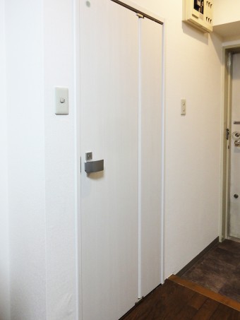 青のクロスが印象的な洗面室に